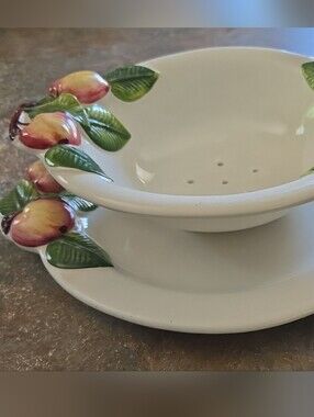 Ceramic Hand Painted Deruta Two-Piece Berry Bowl and Drip Plate